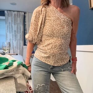 G.I.L.I. One-Shoulder Beige and White Blouse